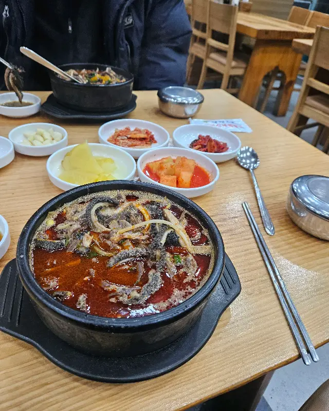 밥 한 공기 말아서 깍두기랑!