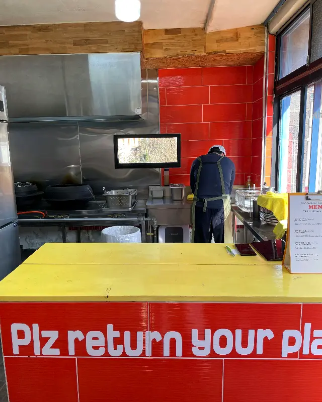 오픈 키친에서 요리하는 사장님