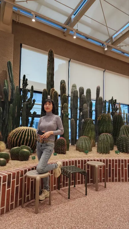 음료와 빵이 함께 놓인 테이블