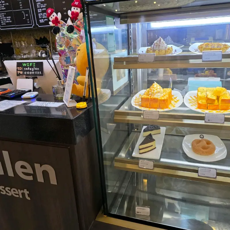 쇼케이스 옆에 놓인 귀여운 장식품