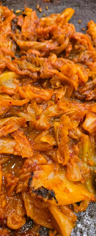 붉은 양념이 밴 닭갈비의 클로즈업 사진