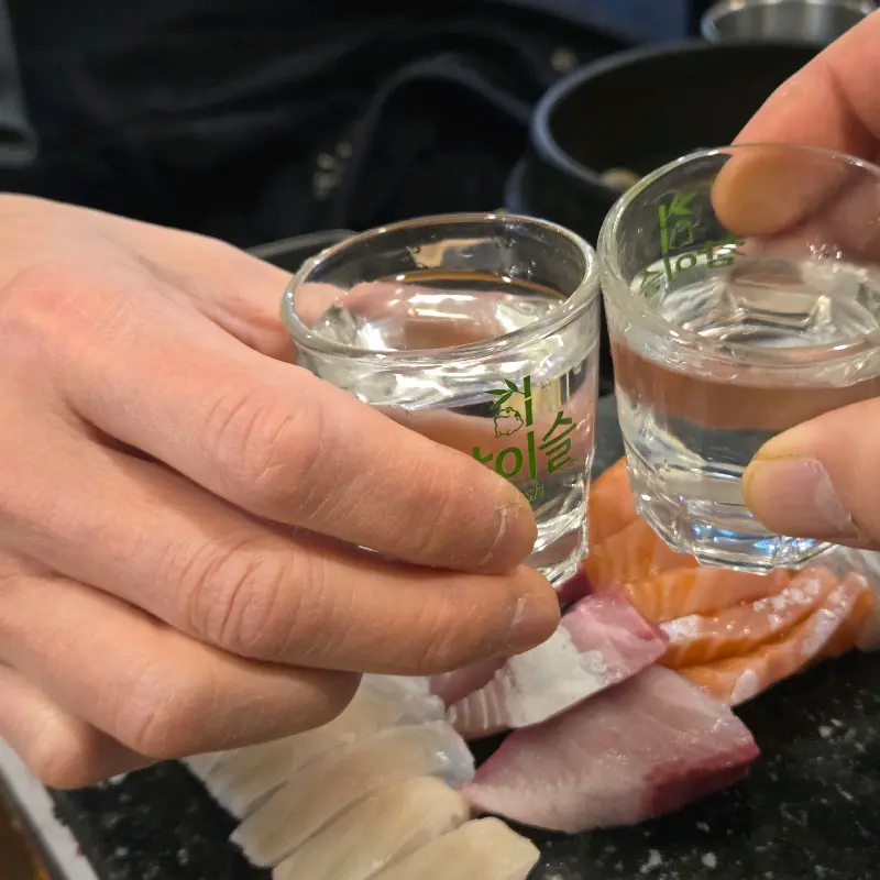 숙성회와 함께 즐기는 시원한 소주 한 잔