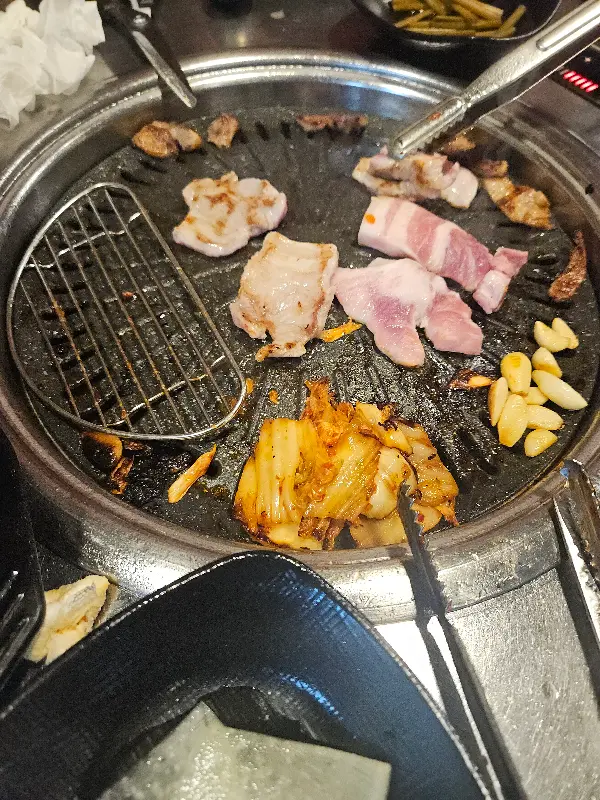 불판 위의 김치와 고기