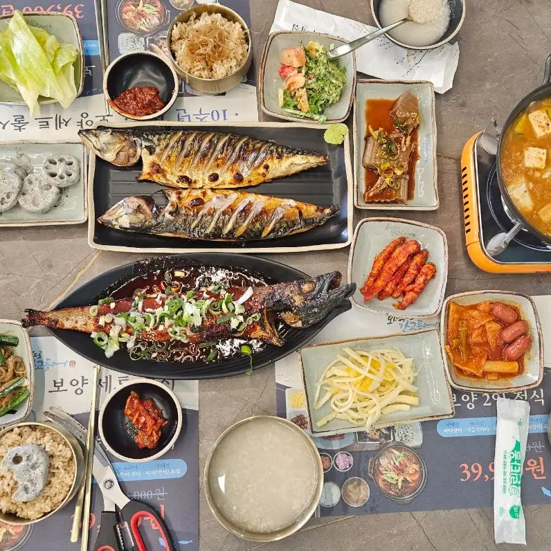 화덕에서 구워지는 고등어