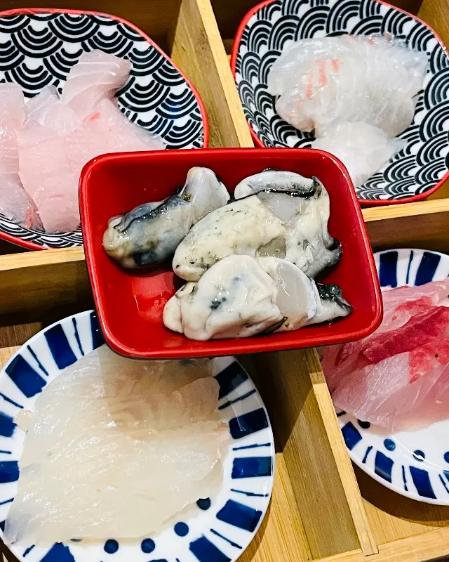 다양한 해산물이 담긴 접시