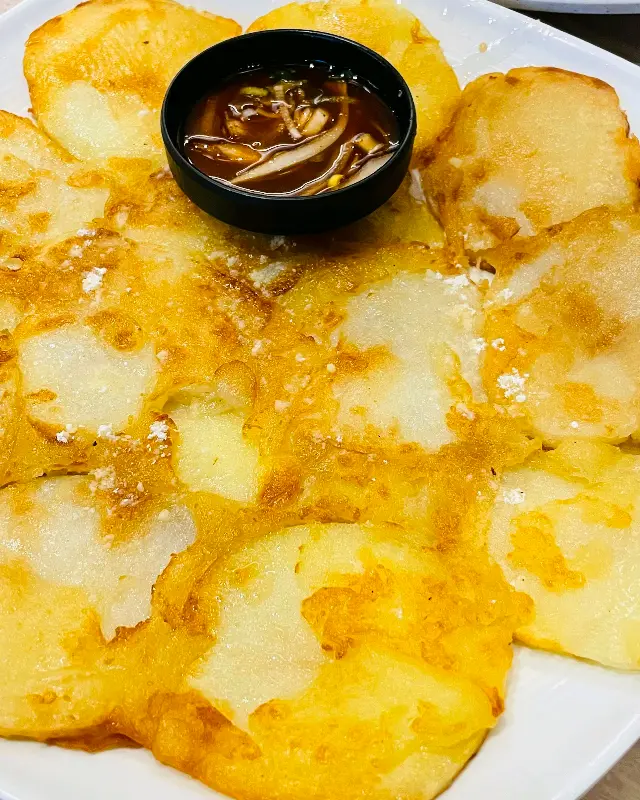 노릇노릇하게 구워진 감자전