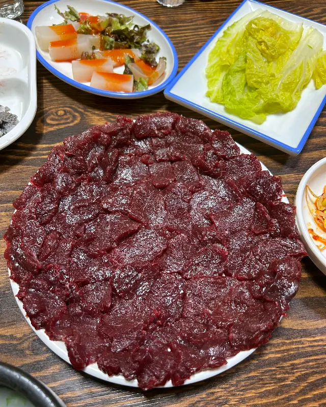 테이블 위에 뭉티기와 육회가 놓여 있는 모습