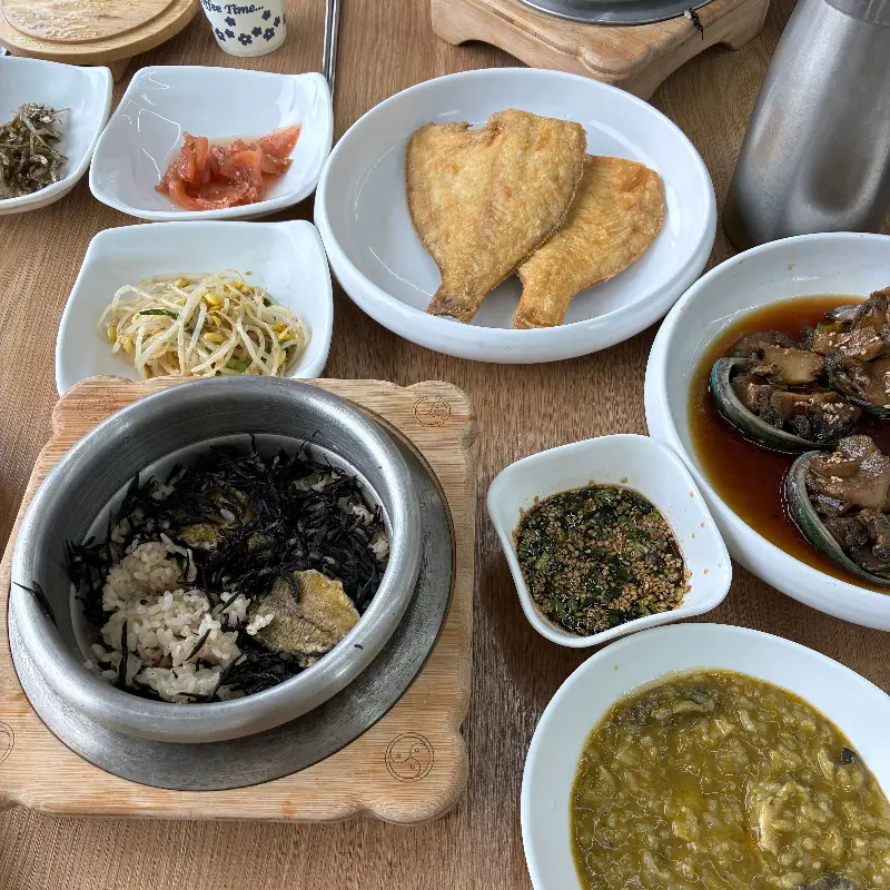전복솥밥과 다양한 밑반찬 한 상 차림