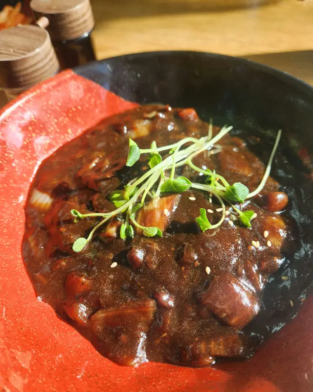 윤기 좔좔 짜장면