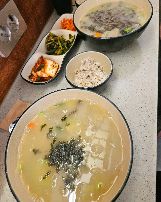 옹심이와 반찬, 보리밥이 함께 차려진 상차림