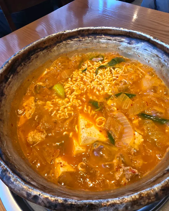 김치찌개에 라면사리가 추가된 모습