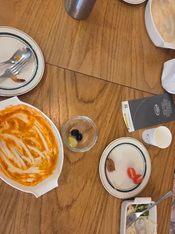 깨끗하게 비워진 접시