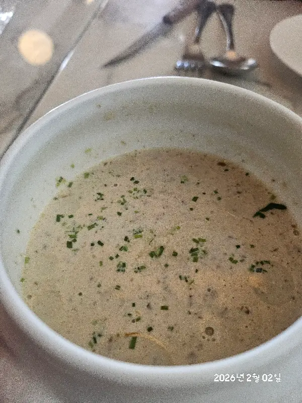 향긋한 트러플 향이 매력적인 양송이 수프