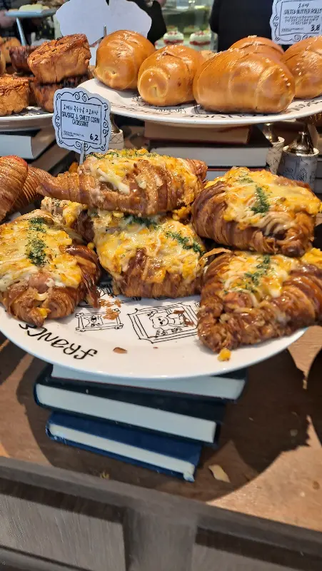 다양한 빵 진열 모습