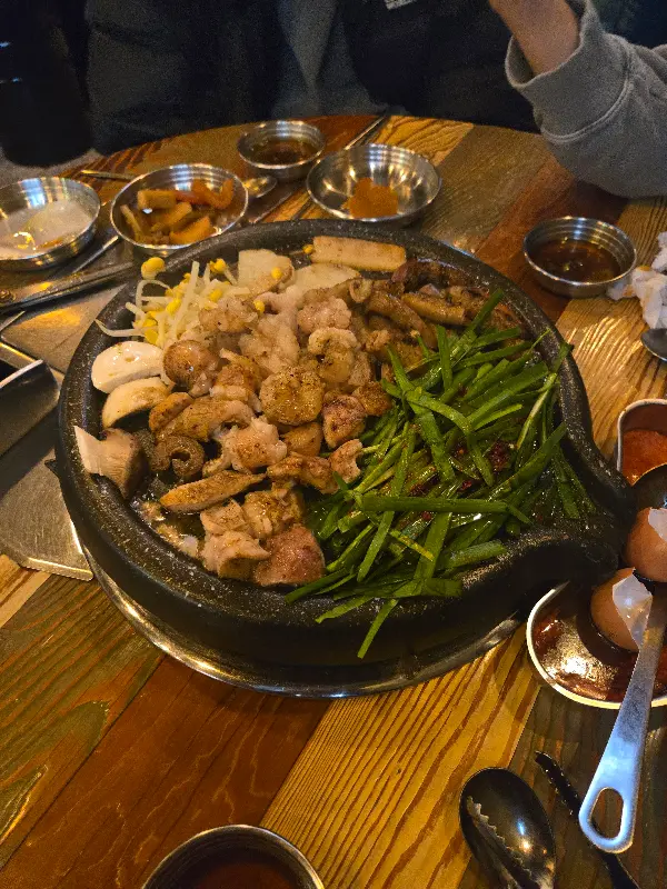 곱창 모듬과 다양한 소스