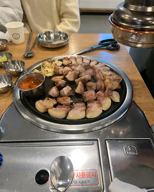 푸짐하게 차려진 흑돼지 한 상 차림