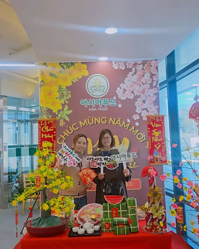 베트남 설날 분위기로 꾸며진 가게