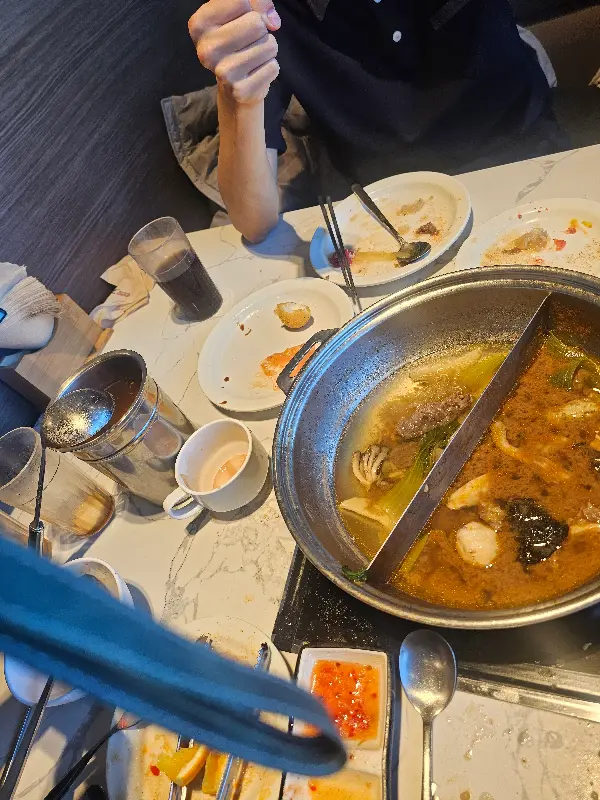 샤브샤브를 즐기는 모습