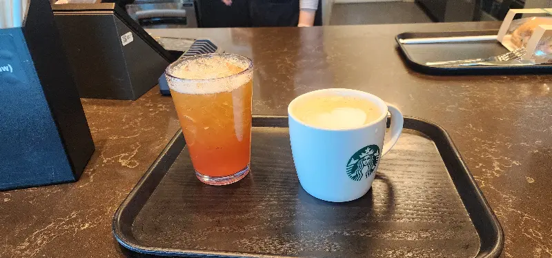 스타벅스에서 즐기는 아이스 아메리카노와 오렌지 에이드