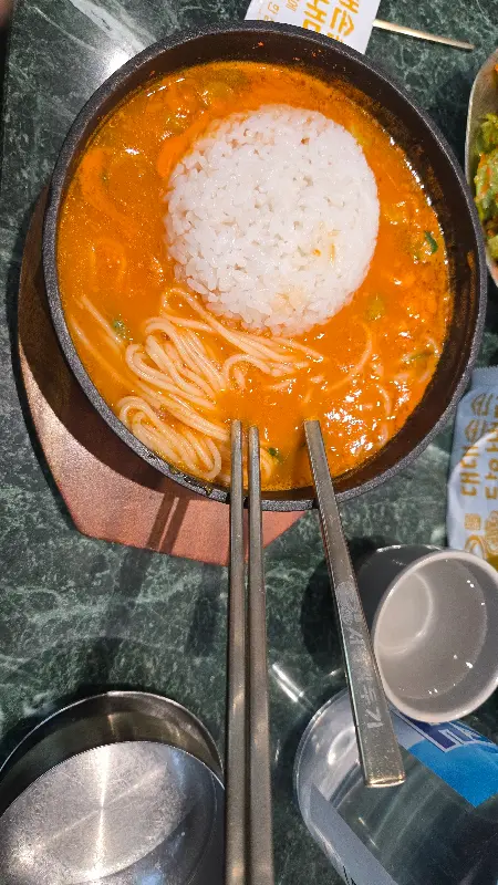 밥과 함께 즐기는 얼큰 설렁탕