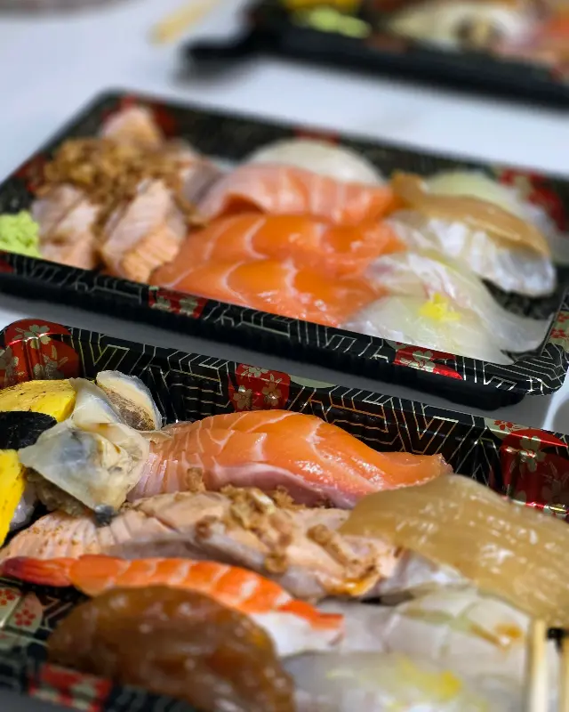다양한 초밥이 담긴 포장 용기