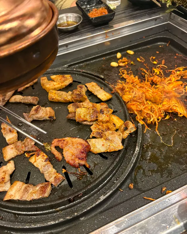 넓은 테이블과 환풍 시설이 잘 갖춰진 돈가네농장의 내부 모습