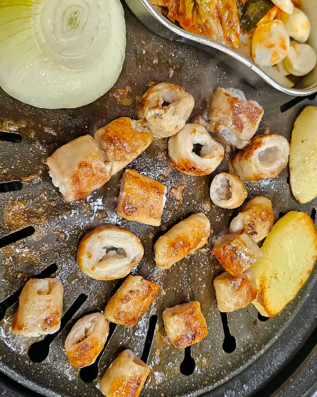 숯불 위에서 맛있게 익어가는 막창