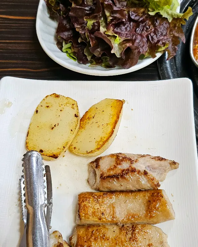 맛있게 구워진 오겹살과 구운 감자