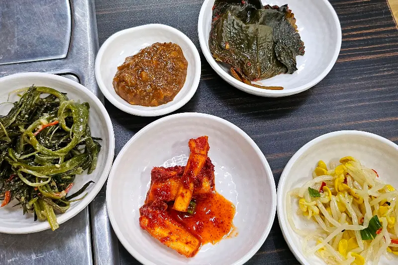 정갈하게 담겨 나온 밑반찬들