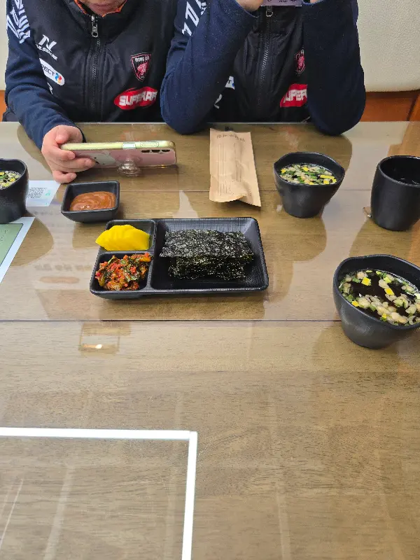 깔끔하게 제공되는 밑반찬