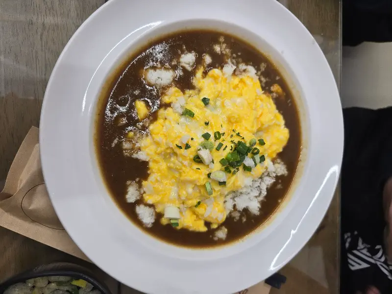 카레와 함께 즐기는 오므라이스의 부드러움