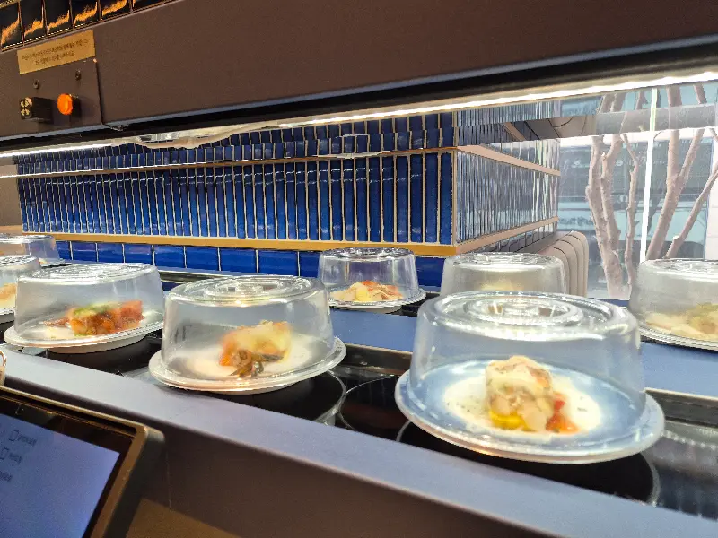 회전 레일 위를 달리는 초밥들