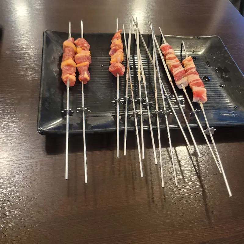 가지런히 놓여있는 신선한 양꼬치