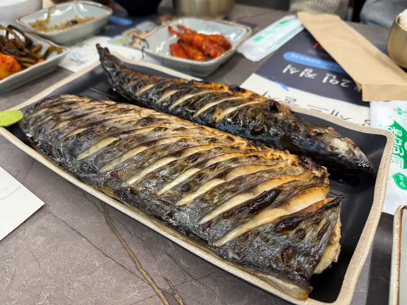 윤기가 흐르는 고등어구이