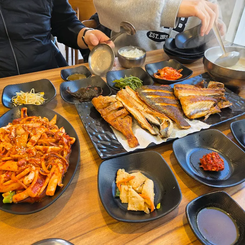 푸짐하게 차려진 한 상