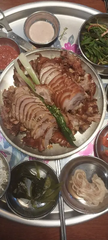 윤기가 흐르는 족발