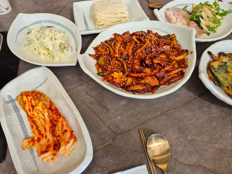 다채로운 반찬과 메인 요리가 푸짐하게 차려진 테이블