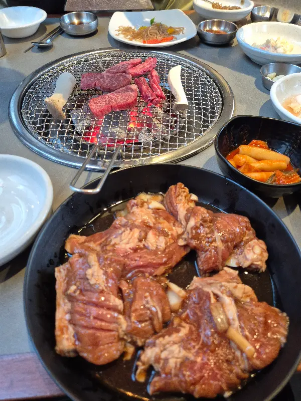 숯불 위에서 맛있게 익어가는 돼지갈비