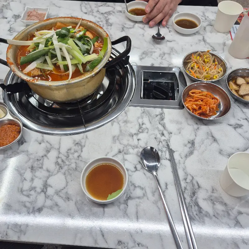 푸짐하게 차려진 한 상