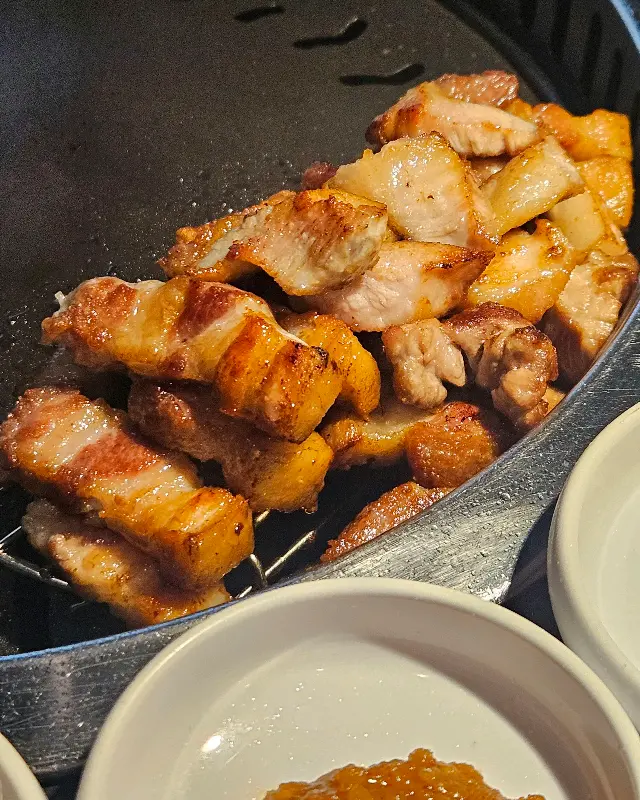 노릇하게 구워진 삼겹살