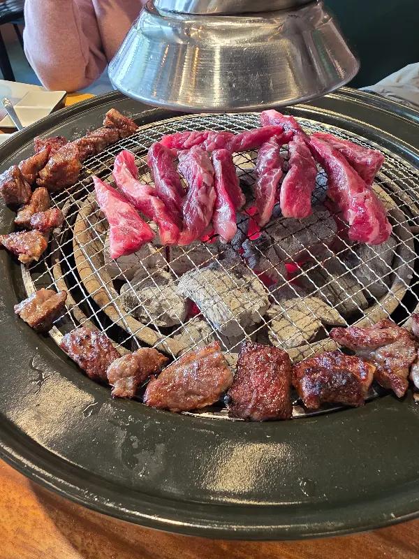 숯불 위에서 구워지는 마늘 소갈비살과 큐브 눈꽃살