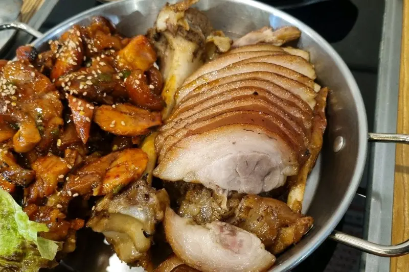 윤기가 흐르는 족발의 모습