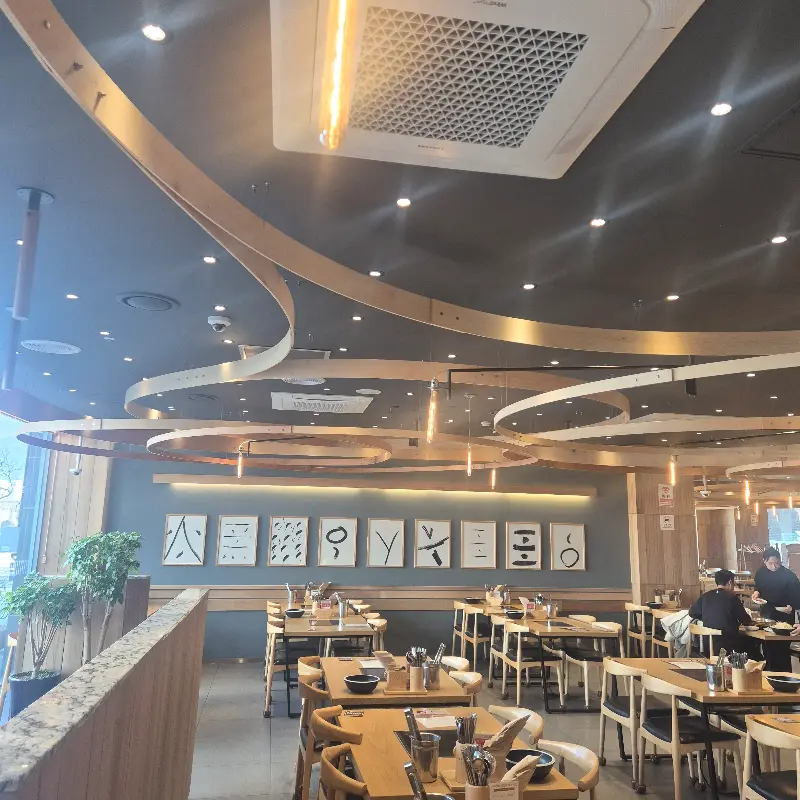 넓고 깔끔한 매장 내부