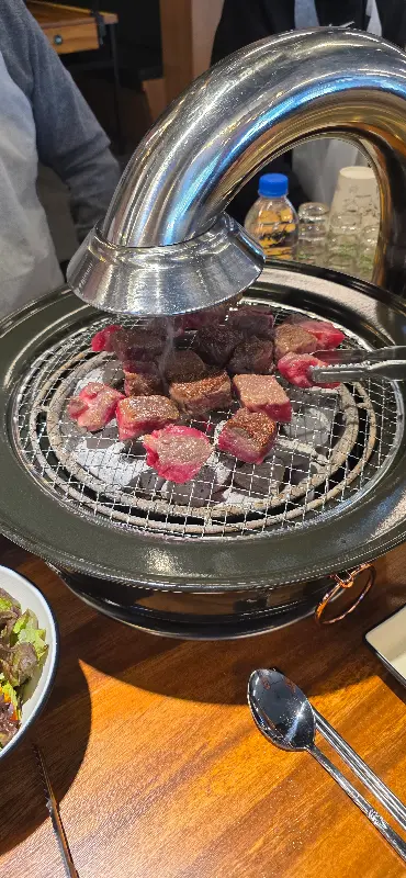 테이블 위 화로와 맛있는 고기