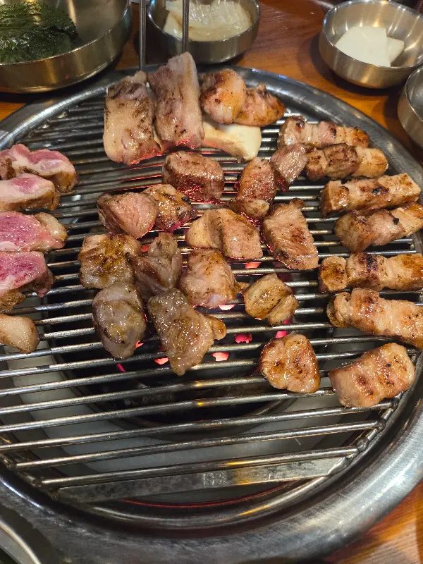 불판 위에 익어가는 고기들