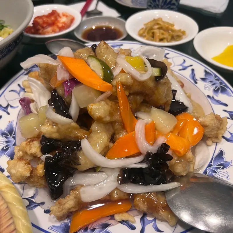 새콤달콤한 소스가 듬뿍 뿌려진 꿔바로우의 모습