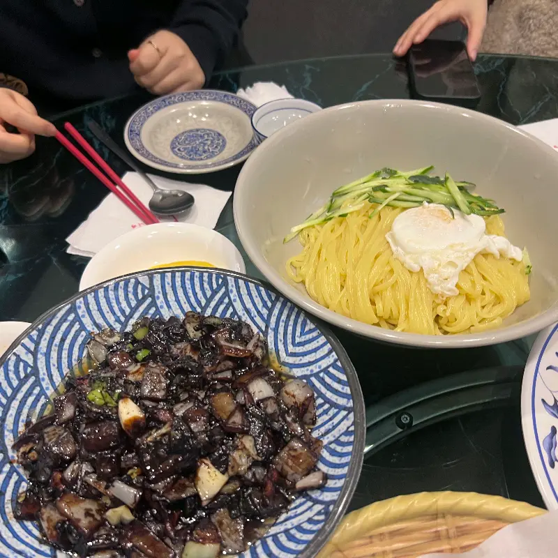 윤기가 흐르는 간짜장과 담백한 짜장면의 조화