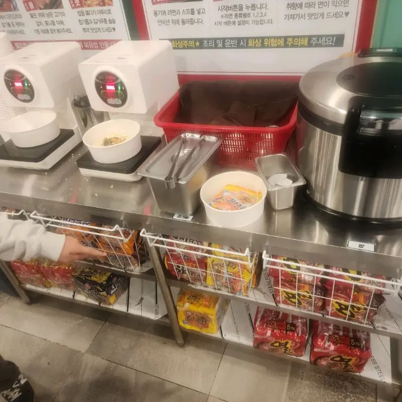 다양한 라면이 준비된 셀프 코너