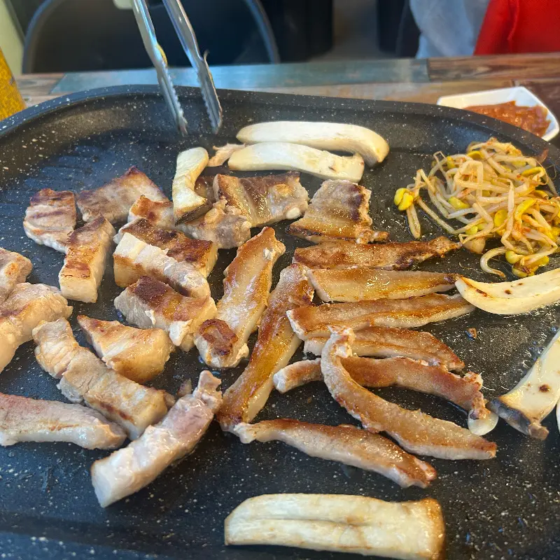 불판 위의 삼겹살