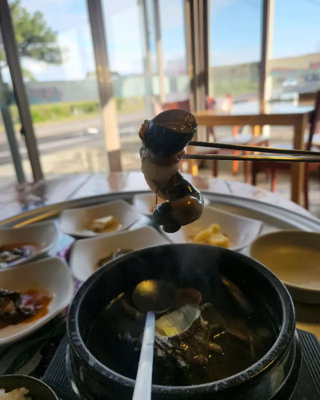 전복 뚝배기 속 전복